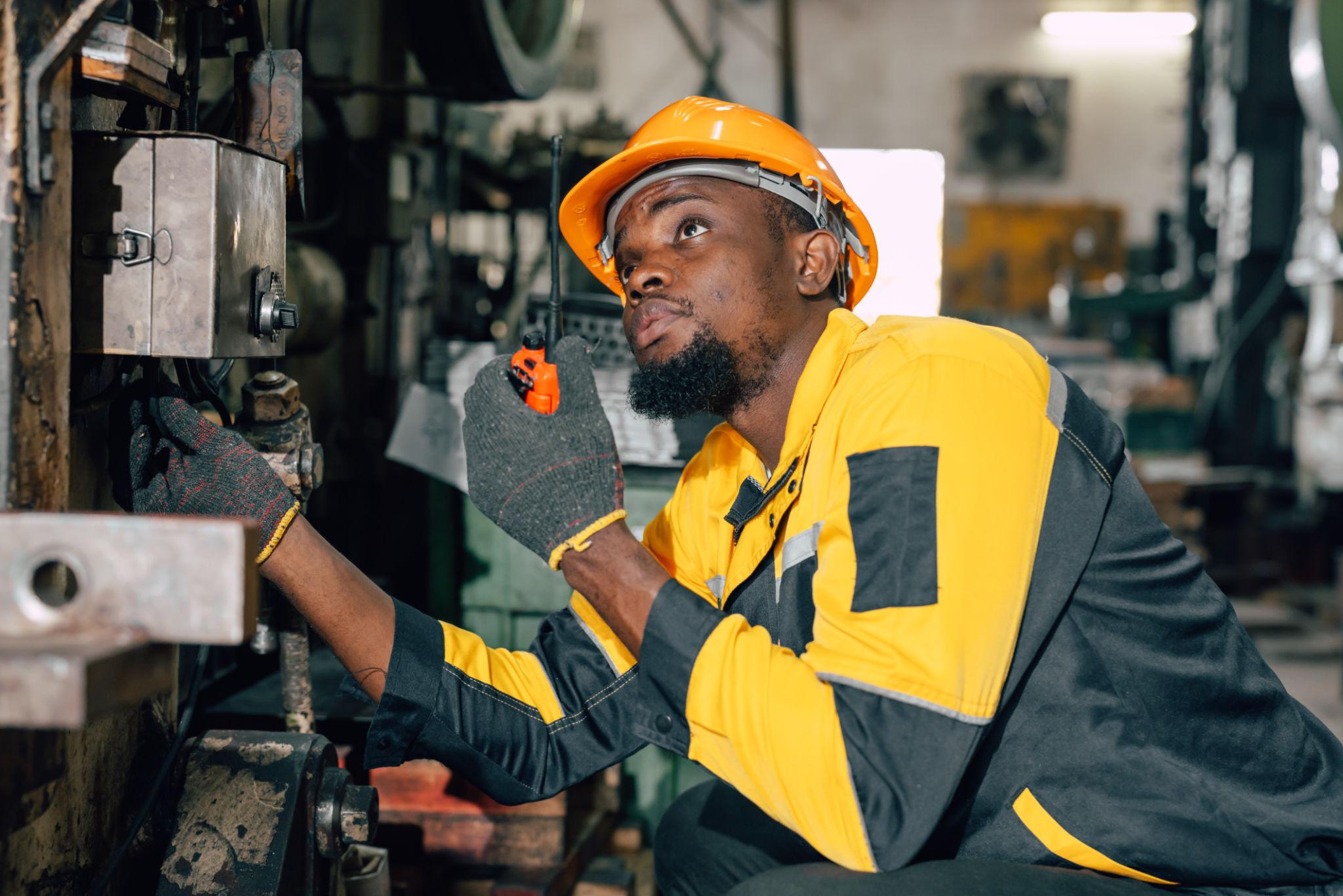 Ingénieur africain inspectant un équipement industriel